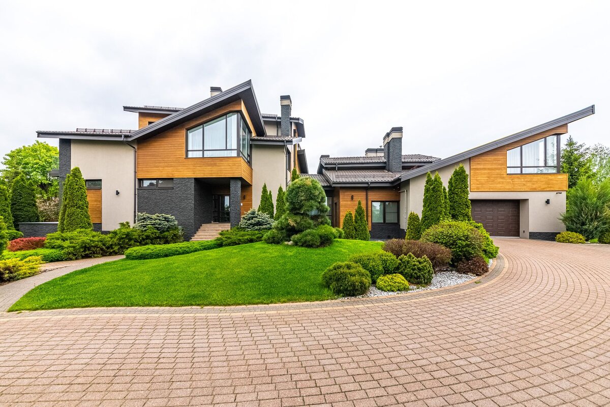 Вид на входную группу дома в поселке Миллениум Парк