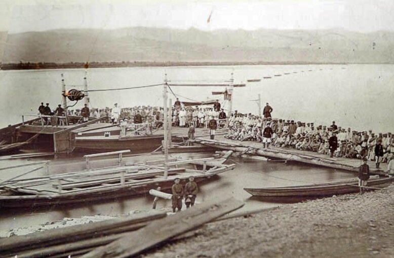 Плашкоут (грузовое судно) через Енисей 
Фото из фондов Красноярского краевого краеведческого музея