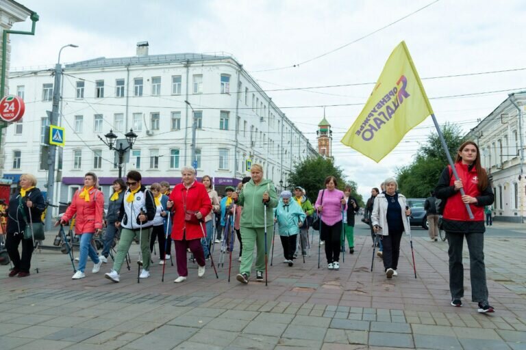    Около 100 человек прошли по центральной улице Оренбурга со скандинавскими палками Кристина Просвиркина