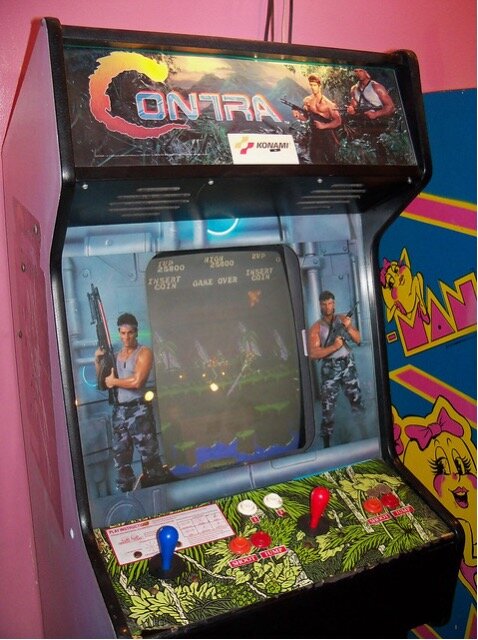 Аркадный автомат Contra от Konami, 1987 год (фото с сайта pinterest.com)