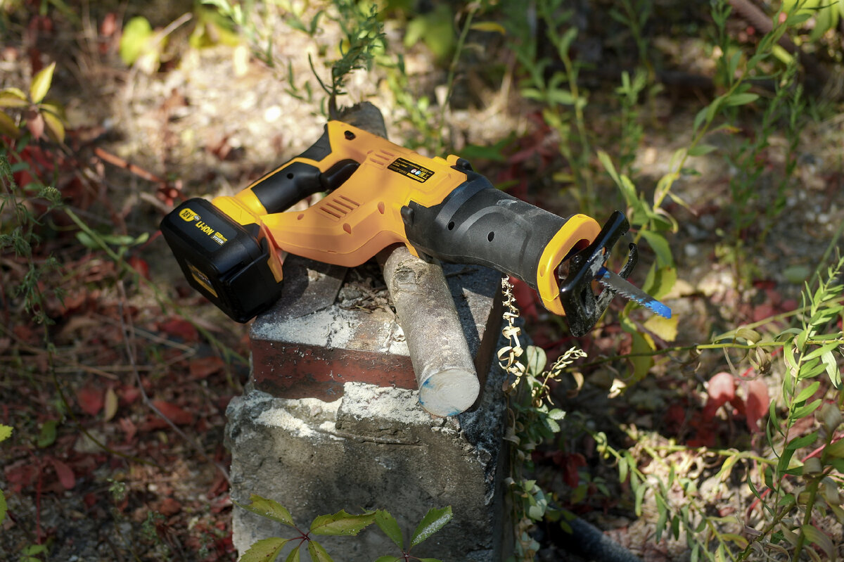 Denzel BRC-115-0 – сабельная пила, основное предназначение которой заключается в распиле древесины, труб ПВХ, различных строительных материалов и металлов.