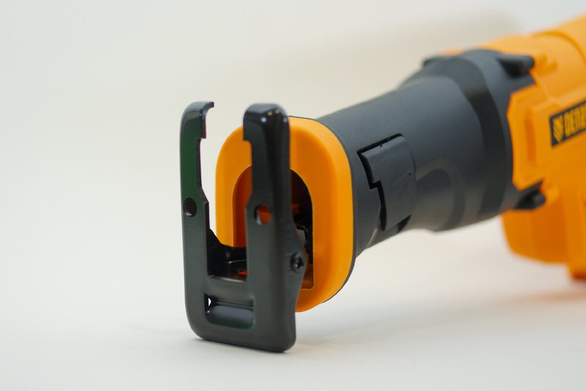 Denzel BRC-115-0 – сабельная пила, основное предназначение которой заключается в распиле древесины, труб ПВХ, различных строительных материалов и металлов.-9