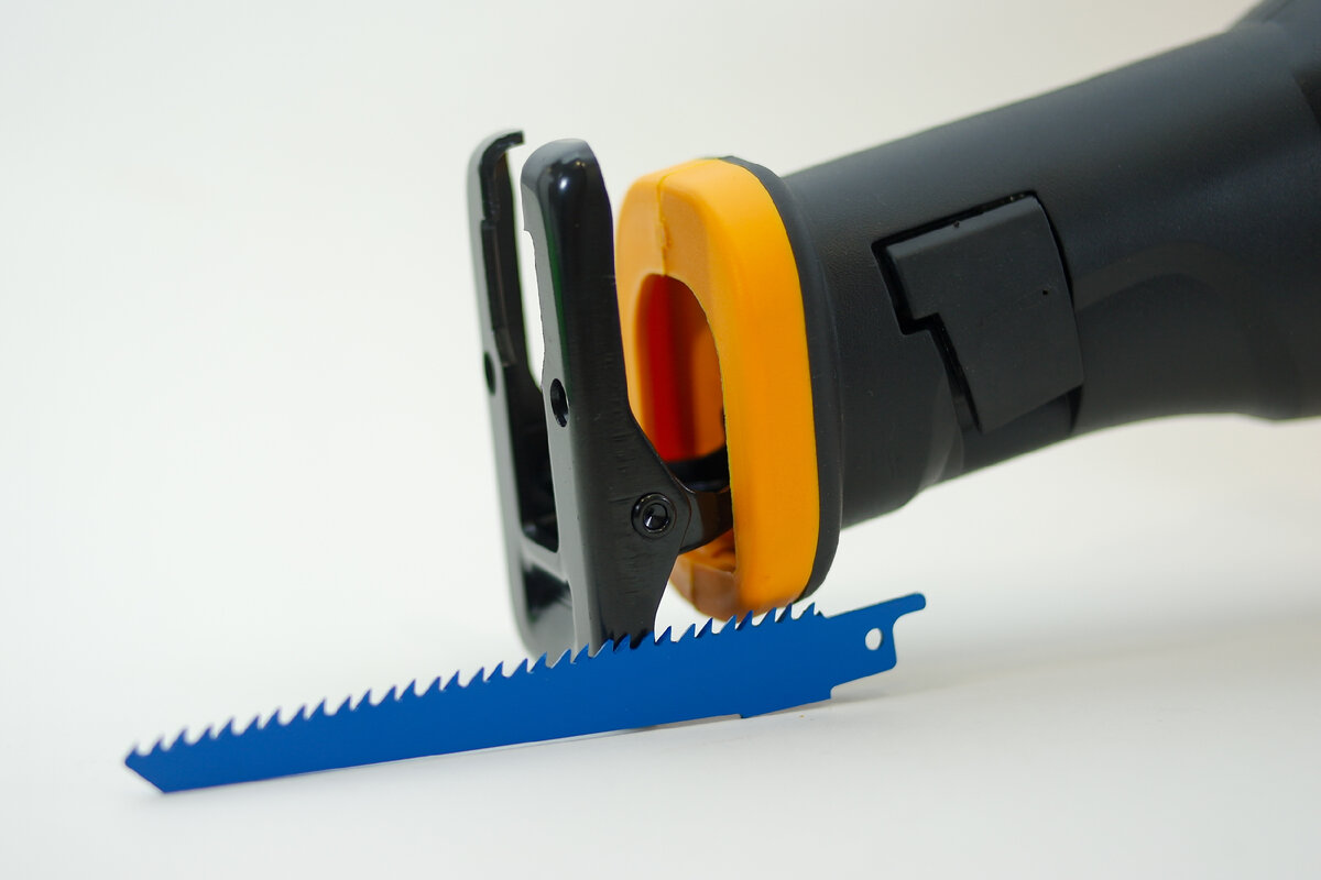 Denzel BRC-115-0 – сабельная пила, основное предназначение которой заключается в распиле древесины, труб ПВХ, различных строительных материалов и металлов.-10