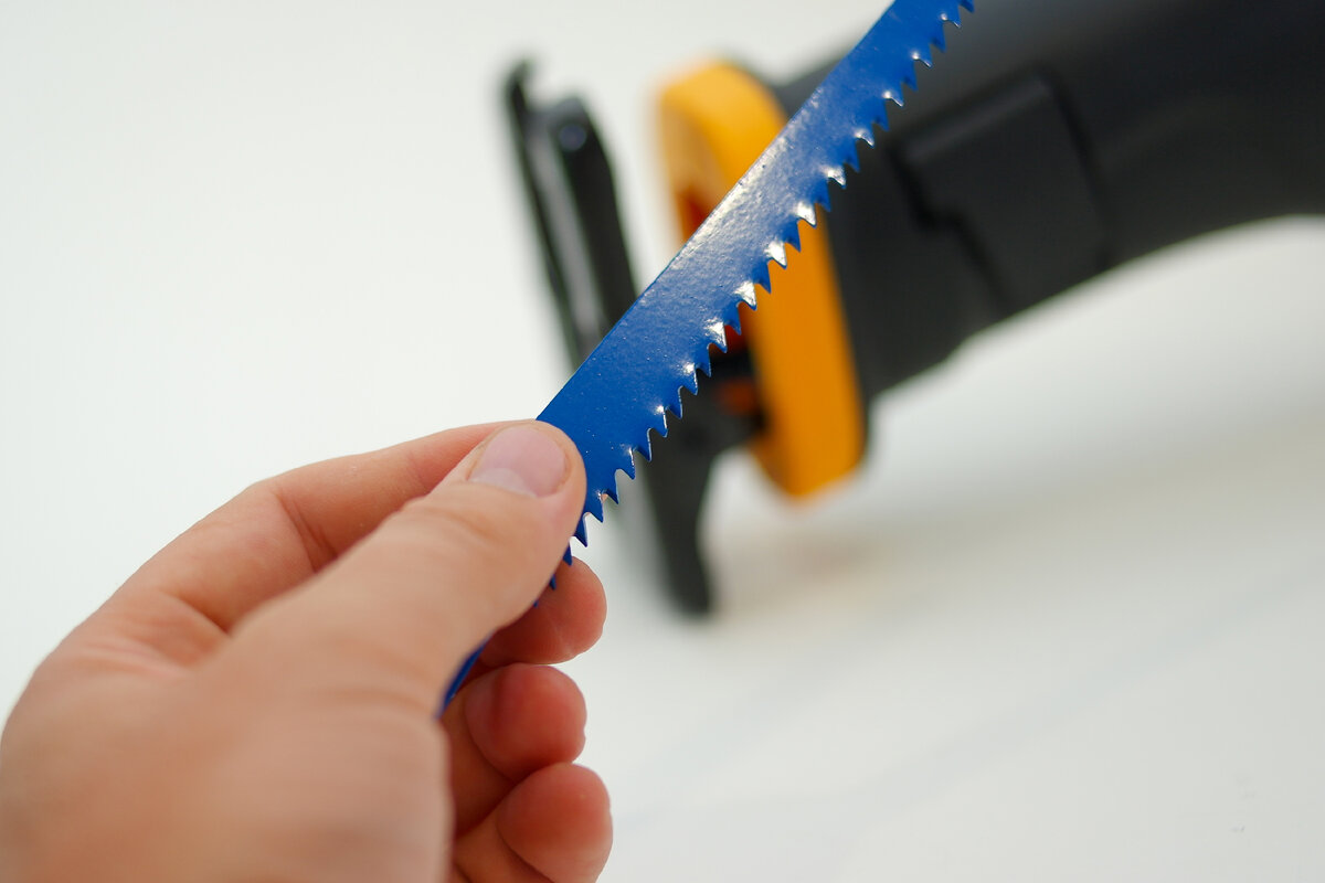 Denzel BRC-115-0 – сабельная пила, основное предназначение которой заключается в распиле древесины, труб ПВХ, различных строительных материалов и металлов.-10-2