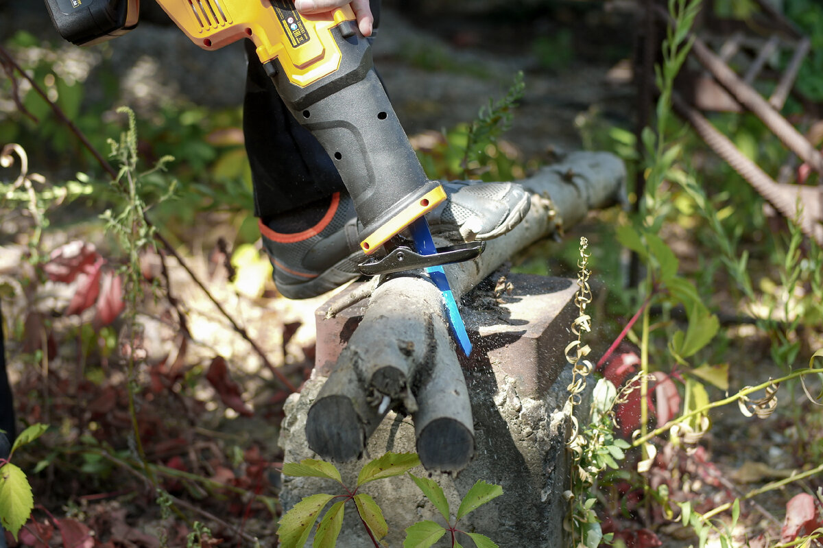 Denzel BRC-115-0 – сабельная пила, основное предназначение которой заключается в распиле древесины, труб ПВХ, различных строительных материалов и металлов.-12