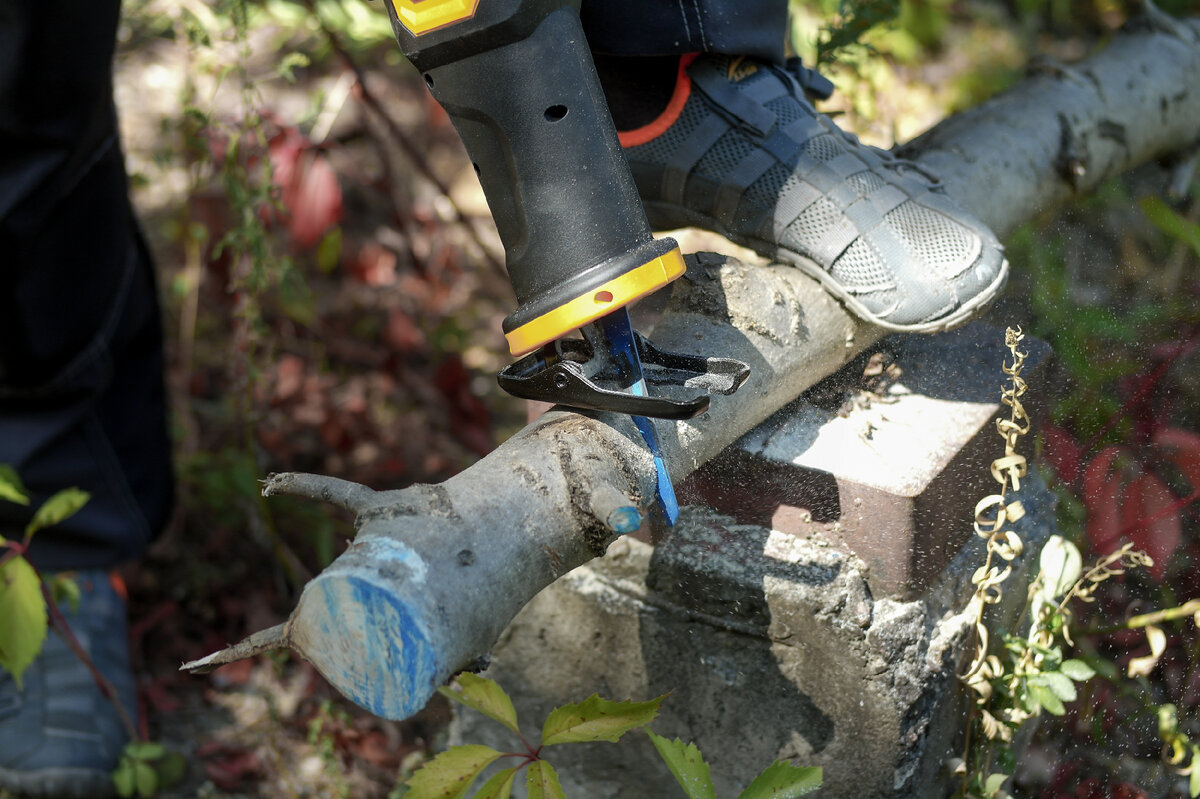 Denzel BRC-115-0 – сабельная пила, основное предназначение которой заключается в распиле древесины, труб ПВХ, различных строительных материалов и металлов.-13