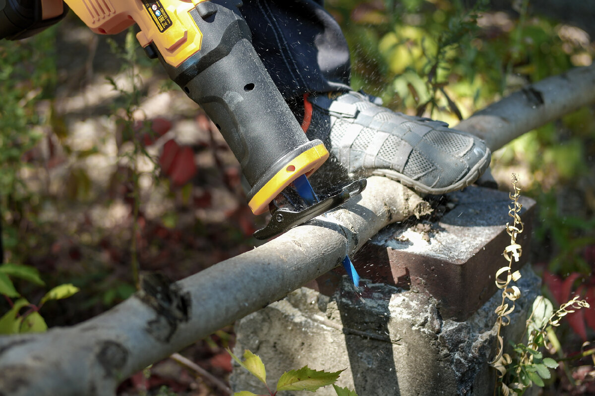 Denzel BRC-115-0 – сабельная пила, основное предназначение которой заключается в распиле древесины, труб ПВХ, различных строительных материалов и металлов.-13-2