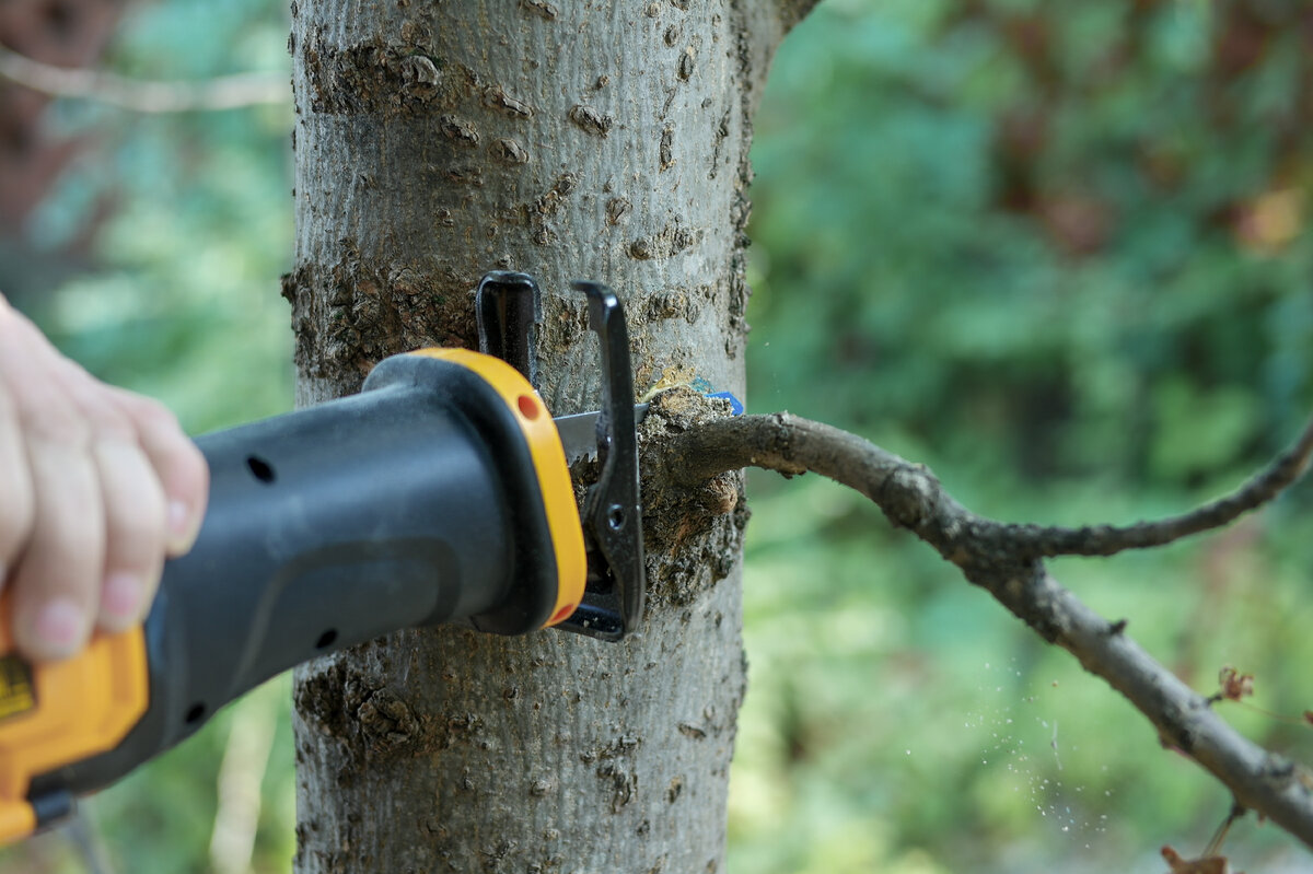 Denzel BRC-115-0 – сабельная пила, основное предназначение которой заключается в распиле древесины, труб ПВХ, различных строительных материалов и металлов.-14