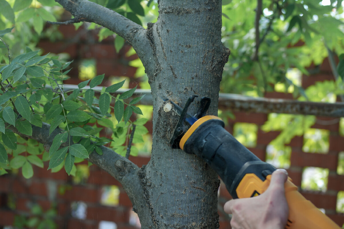 Denzel BRC-115-0 – сабельная пила, основное предназначение которой заключается в распиле древесины, труб ПВХ, различных строительных материалов и металлов.-15
