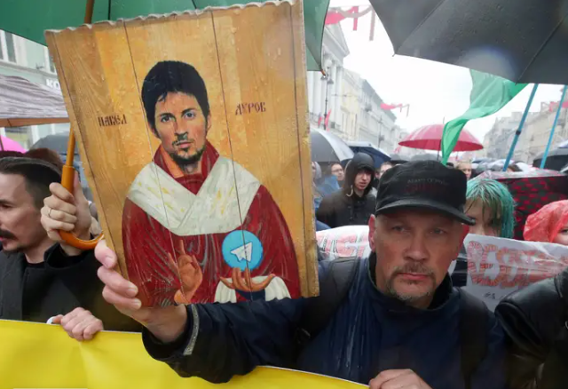 Павел Дуров, великий мечтатель, 
Создал ВКонтакте, мир виртуальный,
Социальную сеть, что стала царством,
Где друзья встречаются без расстояний.

Твоя идея стала ярким светом,
В мире онлайна, где каждый из нас,
Свободу слова и пространство личное,
В ВКонтакте нашел - это факт без сомнения.

Ты смело шел, преодолевая преграды,
Инновации внедрял, создавал тренды,
Неуклонно идя к новым вершинам,
Ты был пионером на этом пути.

Ты нес в себе идеи свободы слова,
Защищал приватность, как святое право,
С тобой наш мир стал ярче и интереснее,
Павел Дуров, ты великий человек, без сомнения!
