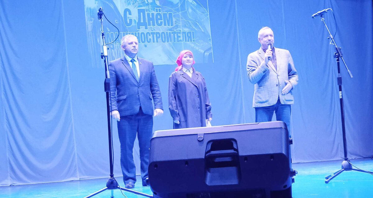 С поздравлениями на сцене «Премьер-зала» председатель окружной Думы Сергей Крохалев и первый заместителем главы Кунгура Олег Лихачёв