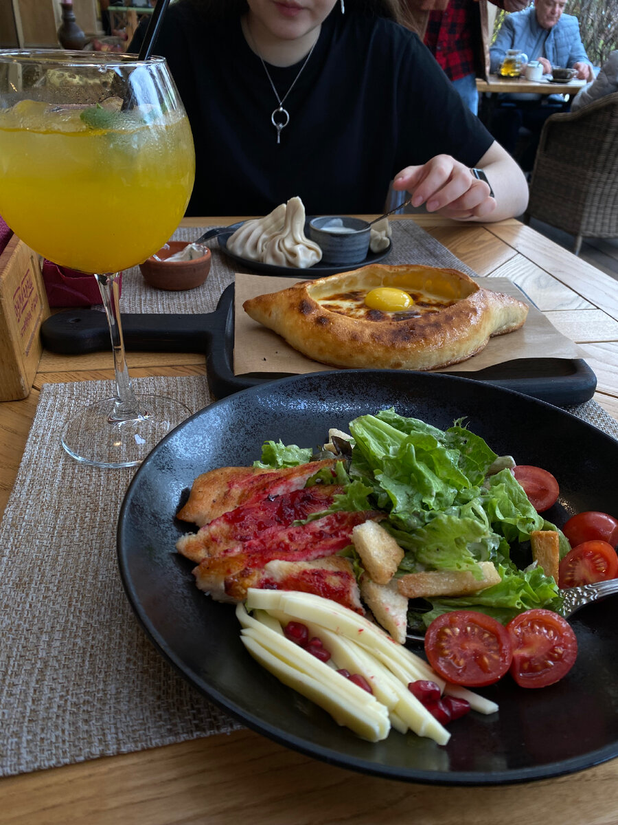 Салат Цезарь с добавлением гранатового соуса