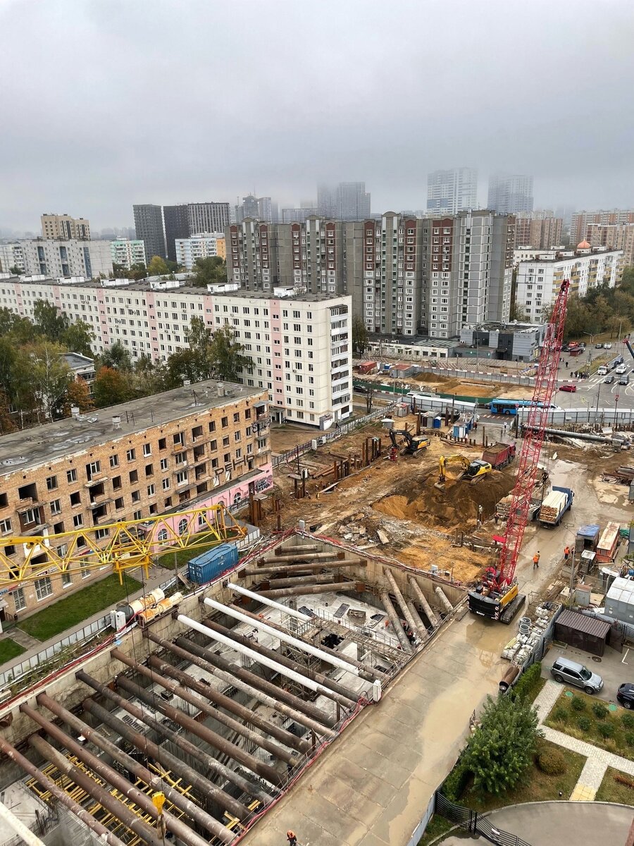 📷 1.1: Начато раскрытие котлована пересадочного вестибюля. В существующем котловане продолжаются монолитные работы на уровне кассового зала вестибюля.