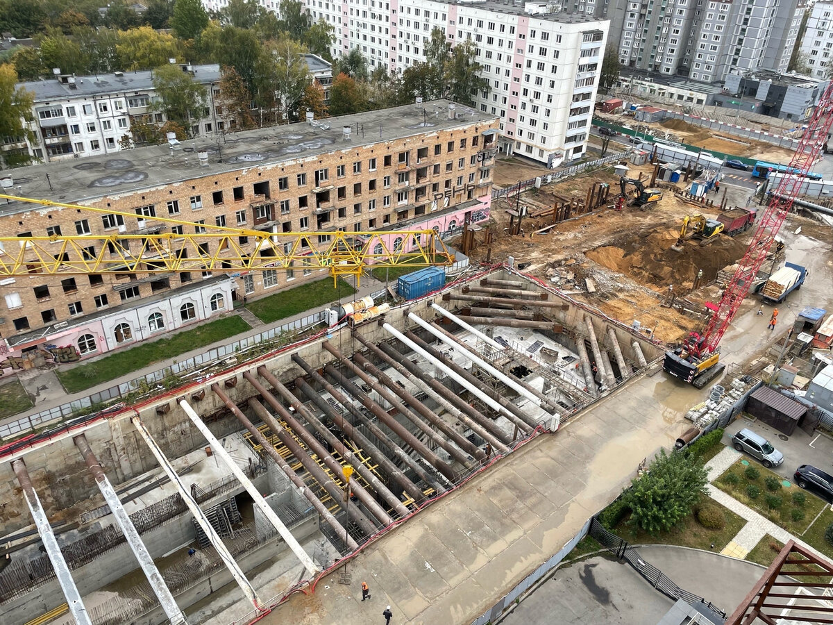 📷 1.2: Начато раскрытие котлована пересадочного вестибюля. В существующем котловане продолжаются монолитные работы на уровне кассового зала вестибюля.