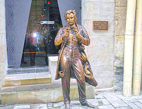 Памятник Леопольду Захер-Мазоху во Львове (Лемберге)