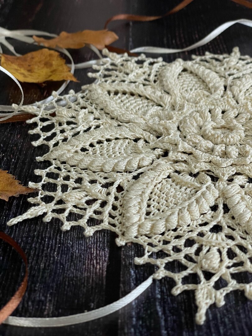 Вязаная рельефная салфетка крючком "Аврора"