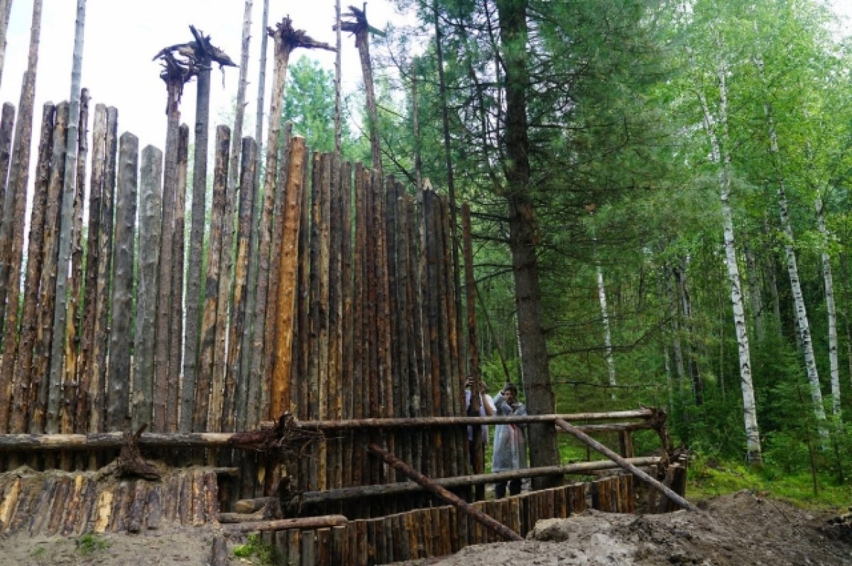    Реконструкция укрепленного городища каменного века.