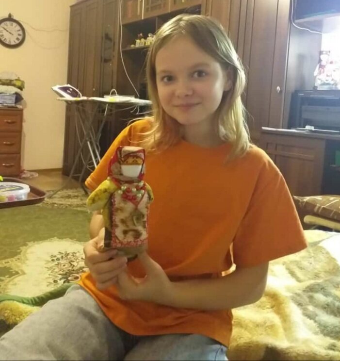 Внучки участвуют в процессе создания кукол. Мы вместе решаем, какую ткань подобрать для костюма или какого цвета бусины. На фото старшая внучка Ева с куклой Домовушкой