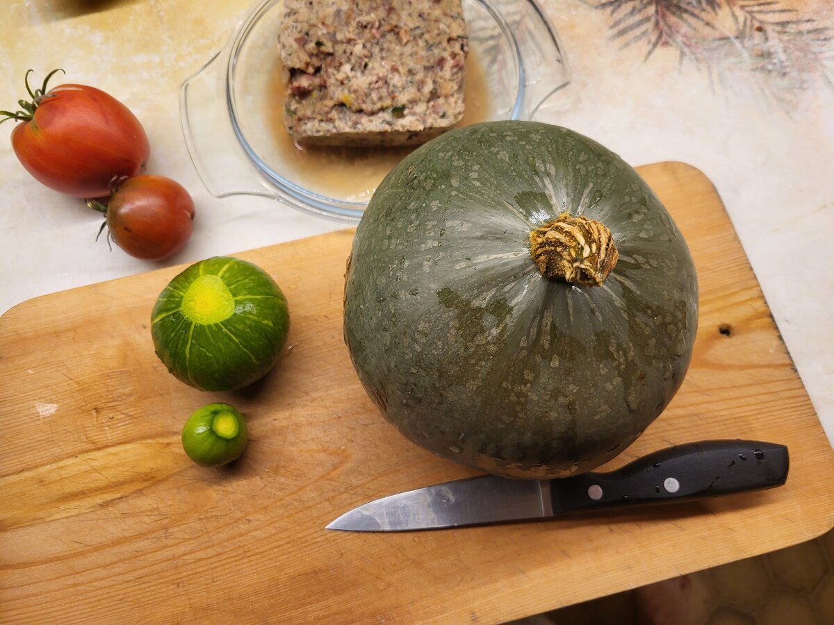 Плод очень удачно не дозрел, вот и пошёл в первых рядах на «горшочек». В начинку завязи потёрла, рис и мясо с луком и зеленью. Сочно, вкусно, безотходно! В статье использованы фото автора 