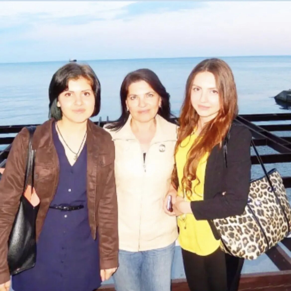 Мне тут 17 лет и я слева это я не взяла волю в кулак и не крашусь 3 месяца видно как «красиво» отрастает корень. И это с учетом того что я уже подстриглась  под каре, чтобы состричь как можно больше черного и тонких концов. На тот момент времени когда ты совсем юный и не располагаешь средствами, чтобы пойти к хорошему парикмахеру , а делать самостоятельно смывки цвета потом порошком ты не решаешься, потому что однокурсницы ходят то с рыже красными волосами, то рыжими, а так ходить не хотелось, я решила отращивать и состригать.