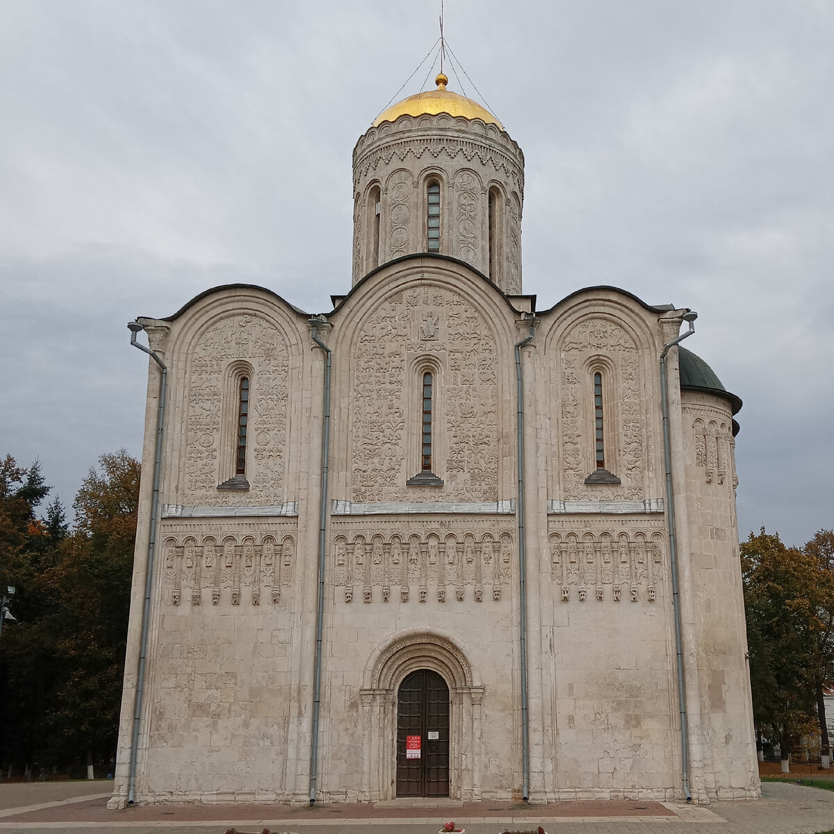 Успенский и Дмитриевский соборы