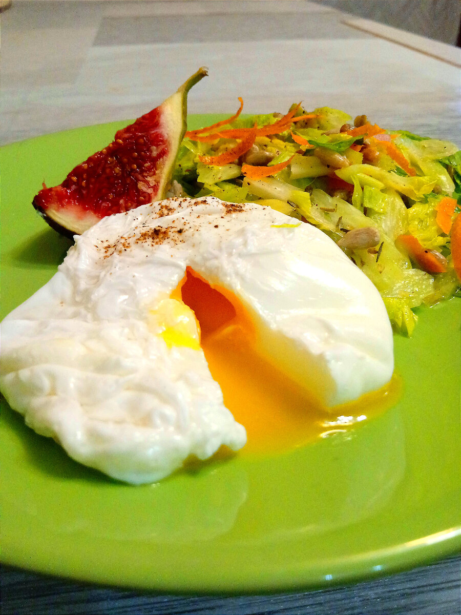 Яйцо-пашот с салатом из сельдерея, моркови, с семечками и заправкой из оливкового масла, соли, цедры апельсина