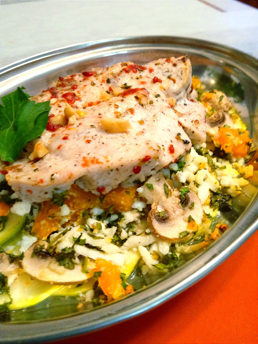 Индейка, запеченная на "подушке" из кабачка, тыквы, шампиньонов, козьего сыра и зелени