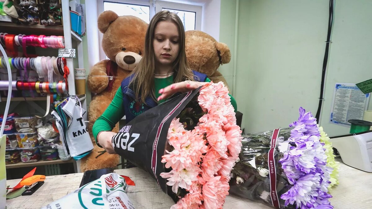     Школьные классы в Ростове-на-Дону в этом году будут тратить около 2,6 тысячи рублей на подарки ко Дню учителя, сообщает Superjob.