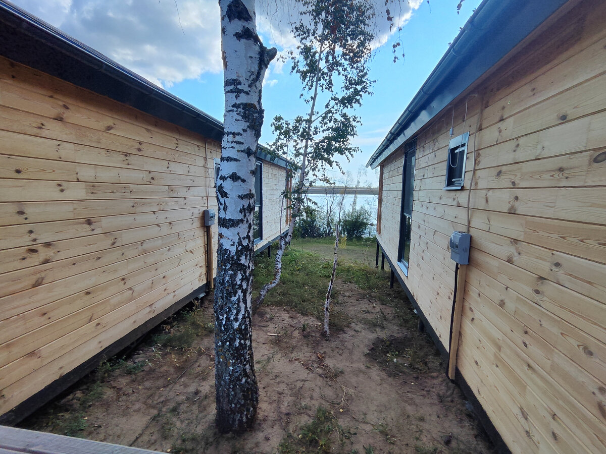 Глэмпинг «Бобры и утки» раскинул свои 10 домиков в деревне Пелево, на озере Державино, это в 40 минутах от Казани. 