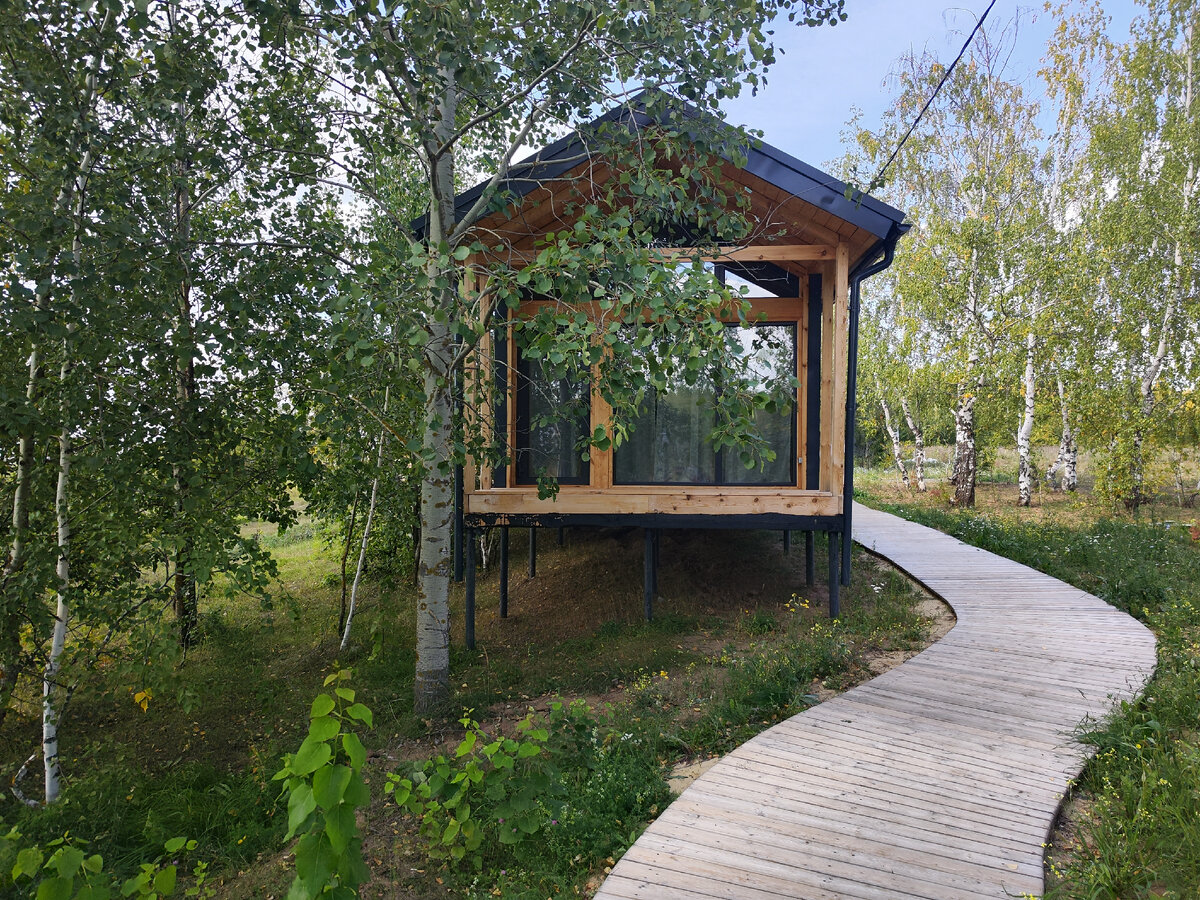 Глэмпинг «Бобры и утки» раскинул свои 10 домиков в деревне Пелево, на озере Державино, это в 40 минутах от Казани. 