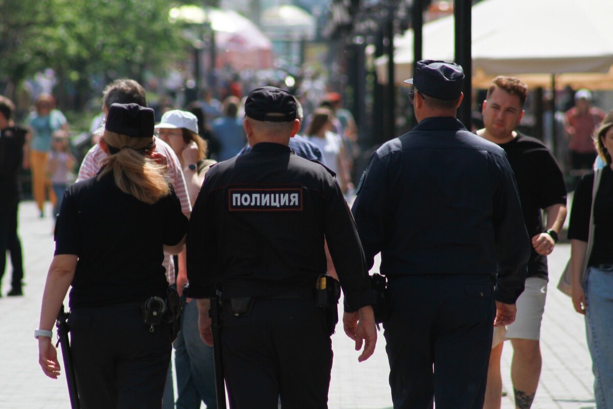 Профессиональная полиция в сша. Полиция фото со спины. Нехватка в полиции 2024. Мигрант в полиции на метро. Нехватка в полиции 2024.