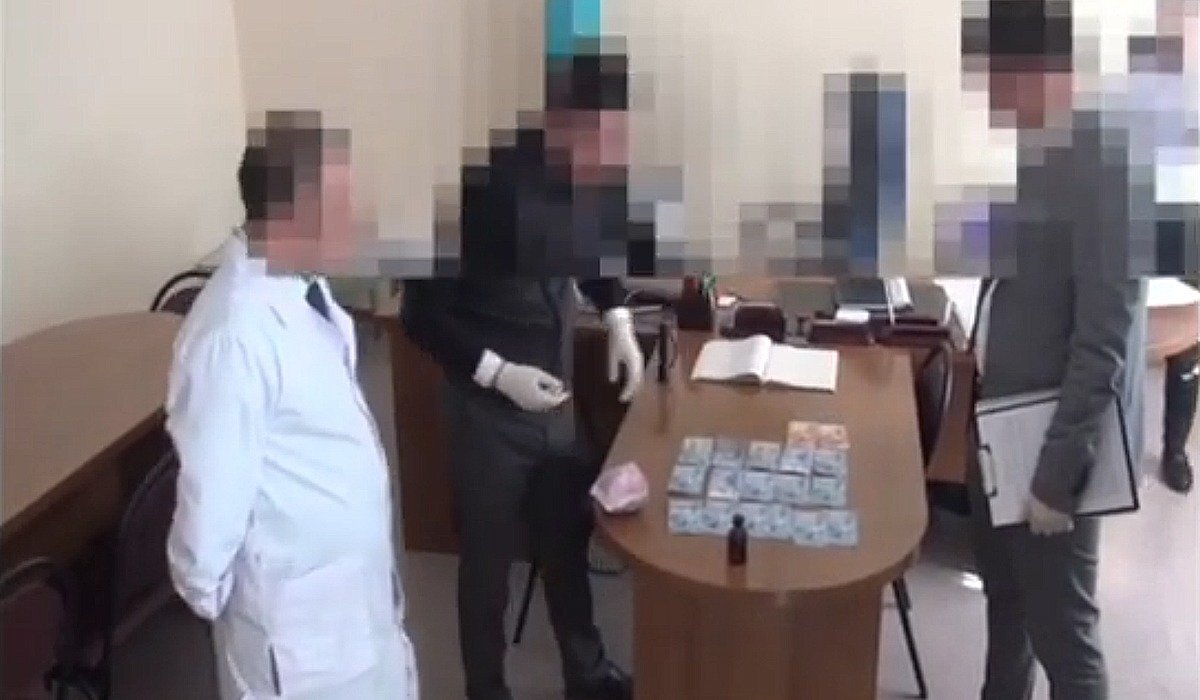 уголовное дело на врача. врач в наручниках. уголовное дело на врача. преступления медработников. врач в наручниках.