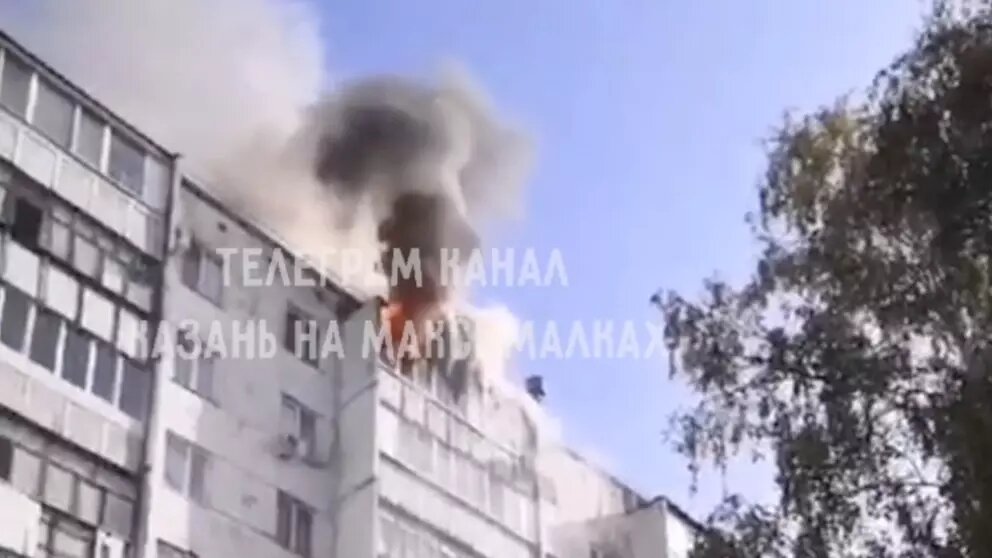     В Казани сегодня днем, 3 октября, произошел пожар в доме №107 по улице Рихарда Зорге. Очевидцы заявили о горении квартиры на верхних этажах. Соответствующая публикация появилась в Telegram-канале «Казань на максималках».