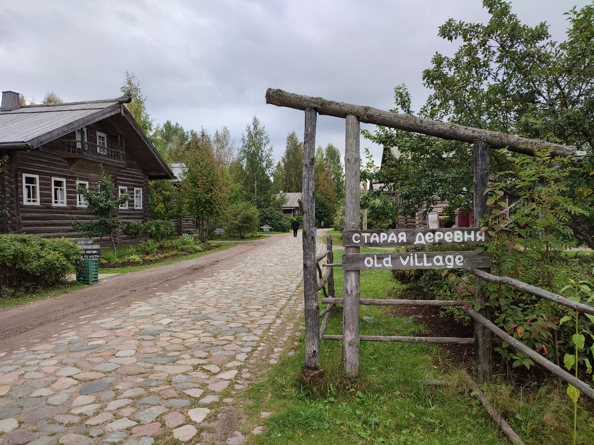 В Мандрогах изобилуют как старые деревенские избы, привезённые из Вологодской области, так и новые постройки - очень оригинальные и тоже из дерева. 