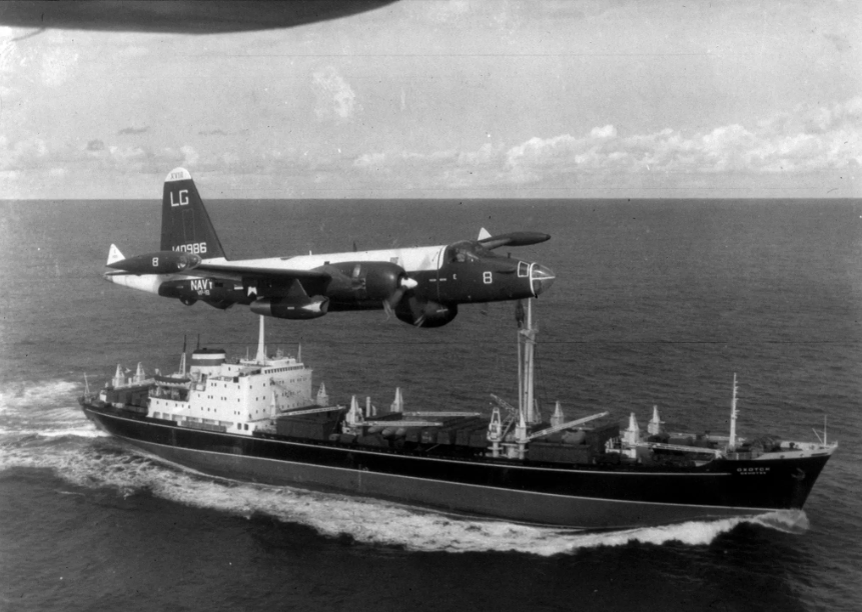 Фотография времен кубинского ракетного кризиса 1962 года. На этом кадре американский самолет P2V Neptune летит над российским военным кораблем. В это время Америка и Россия были на грани ядерной войны.