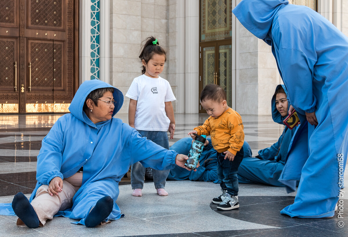 Во дворе Центральной мечети Астаны "Аль-Фаттах". Пролистывайте альбом вправо