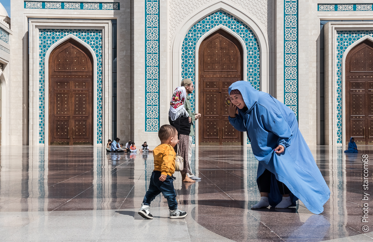 Во дворе Центральной мечети Астаны "Аль-Фаттах". Пролистывайте альбом вправо