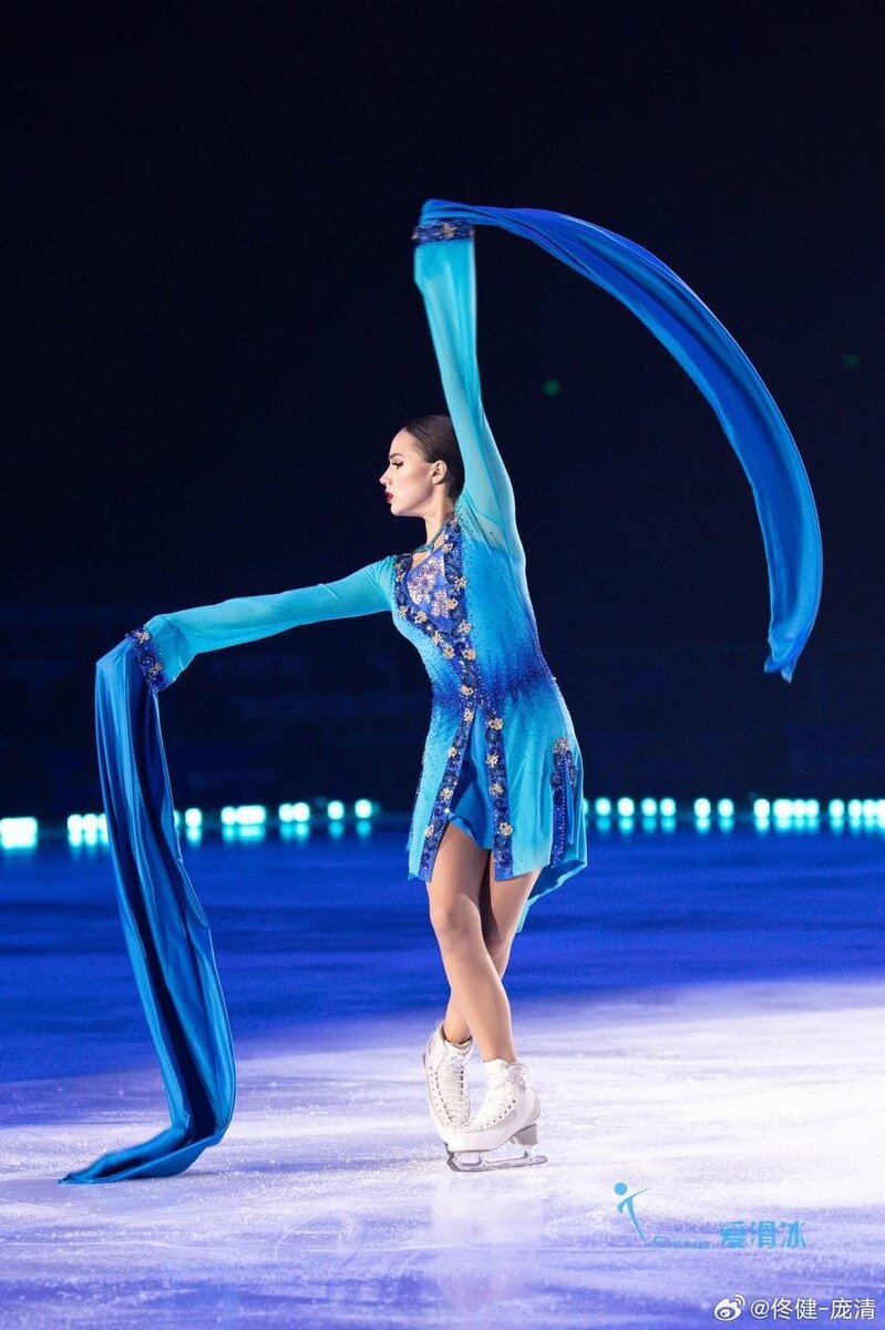 Алина Загитова. Источник фото в правом нижнем углу.