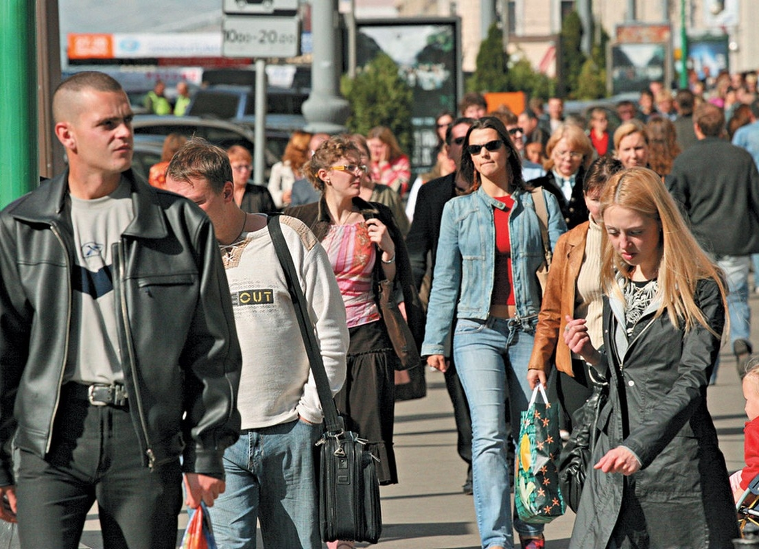 Люди 2015 года россия. Люди на улицах Москвы. Люди в городе. Люди на улице города. Прохожие на улицах Москвы.