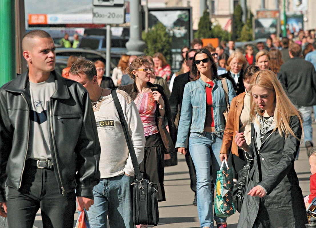 Жителей который также был в. Люди на улицах Москвы. Люди в городе. Люди на улице города. Прохожие на улицах Москвы.