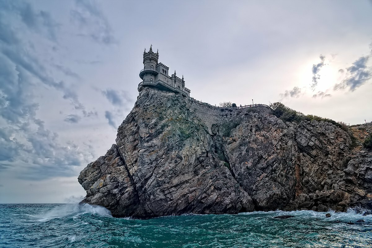 Гнездо в крыму. Аврорина скала Ласточкино гнездо. Гаспра Ласточкино гнездо. Мыс ай-Тодор Крым. Аврорина скала в Крыму.