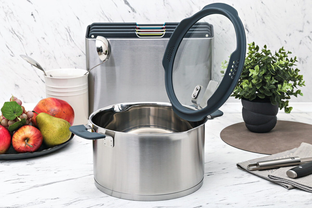 Крышку можно закрепить на кастрюле - дело в продуманном дизайне