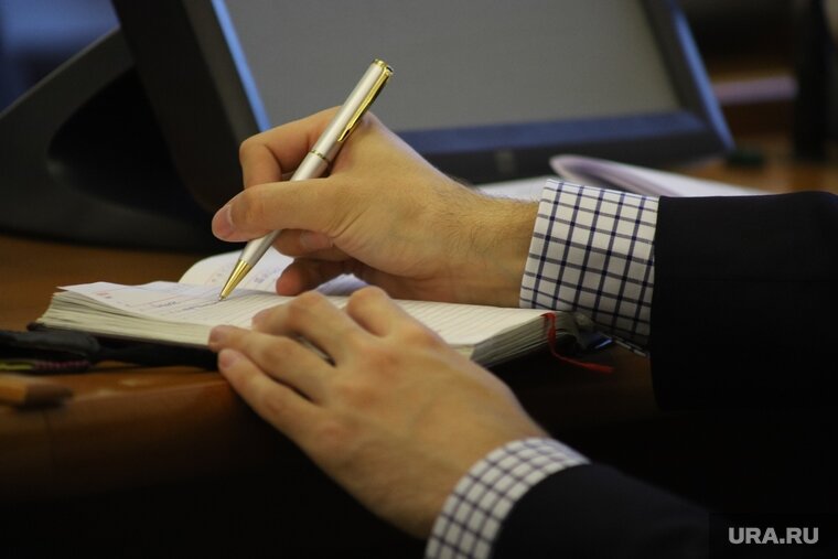    Ученики педагога, обвиненного в пропаганде ЛГБТ, собрали подписи в его поддержку