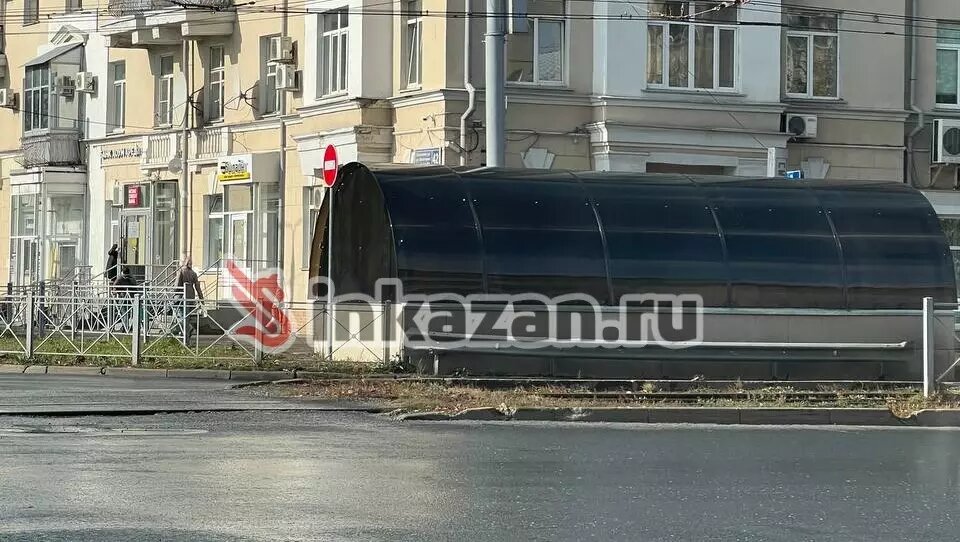     В Казани завершили замену крыш подземных переходов с синего на черный цвет после поднявшегося скандала в Telegram-каналах города. Фотографиями с места событий поделился читатель Inkazan.