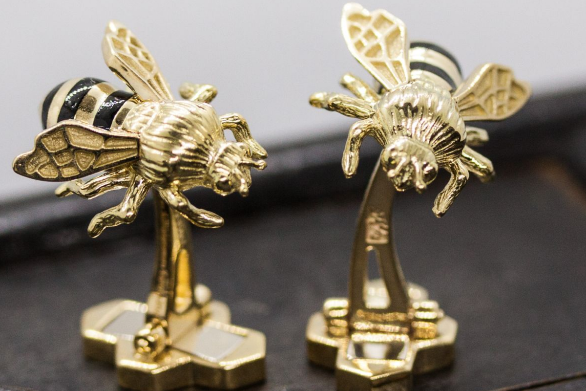 Запонки изготовлены мастерами Ювелирного дома Версаль.