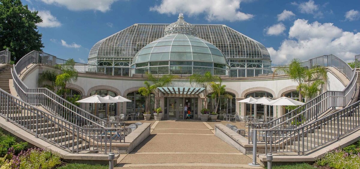 Ботанический сад здание. Phipps Conservatory and Botanical Gardens Питтсбург. Ботанический сад Чагуаль. Оранжереи Маттарта (Muttart Conservatory), Эдмонтон. Ботанический сад консерватории Фиппса, Питтсбург, США.