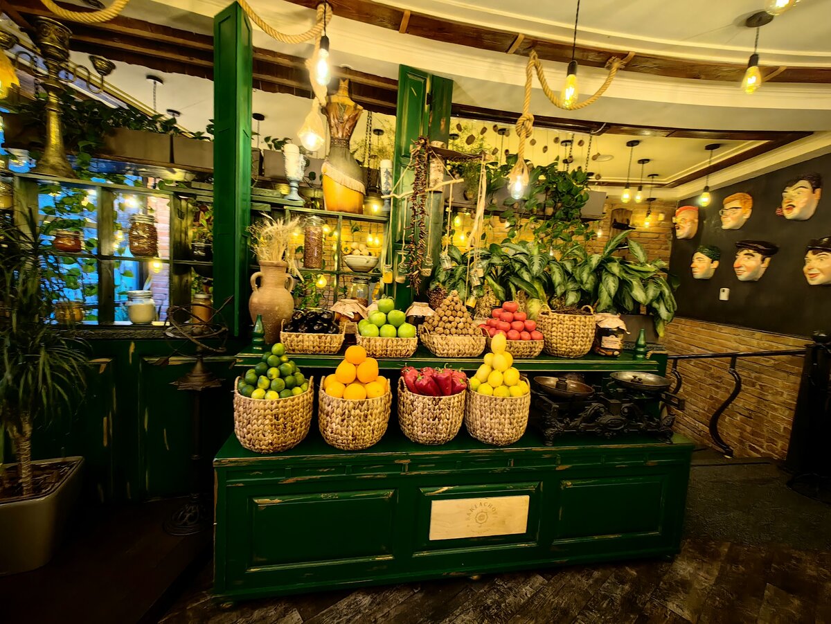 "Налетай, торопись, покупай живопись!" Это из другого фильма, но герои - все те же Трус, Балбес и Бывалый