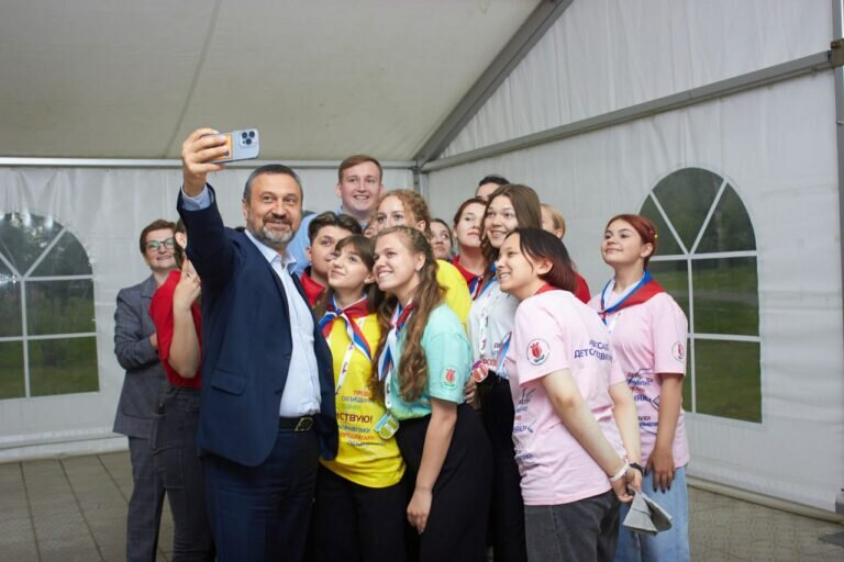    Вице-губернатор Игорь Сухарев поздравил областную Федерацию детских организаций с юбилеем Кристина Просвиркина