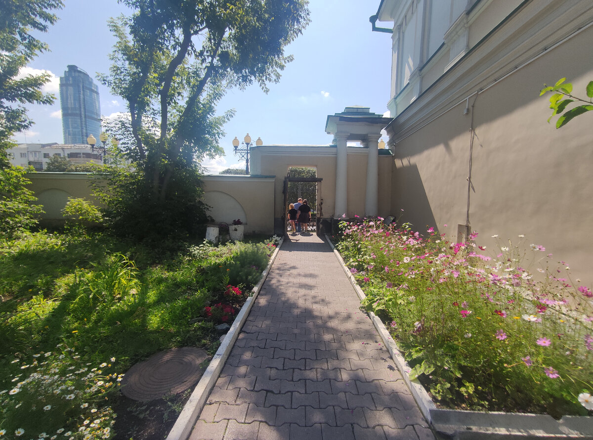 Приятный дворик Музея камнерезного и ювелирного искусства. 