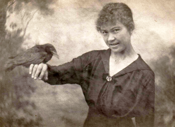 Лето 1919 года. Фото взято просто для иллюстрации. И это не Казань, а Галич Костромской губернии. Девушку эту звали Антонина Орлова. Как пишет её внучка, грач был домашним и говорящим. Фото: http://www.rusalbom.ru